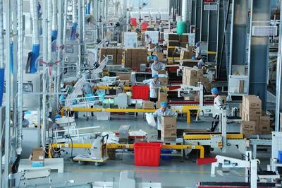 在山東辛化硅膠,工人在生產(chǎn)出口的水晶貓砂。資料片